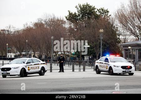 (180223) -- WASHINGTON, 23. Februar 2018 -- Ein Geheimdienstpolizist steht am 23. Februar 2018 vor dem Weißen Haus in Washington D.C. in den Vereinigten Staaten Wache. Der U.S. Secret Service sagte am Freitag, dass eine Person, die ein Pkw fährt, eine Sicherheitsbarriere in der Nähe des Weißen Hauses getroffen hat. U.S.-WASHINGTON D.C.-WHITE HOUSE-SECURITY BARRIER-VEHICLE-STRIKE TINGXSHEN PUBLICATIONXNOTXINXCHN Stockfoto