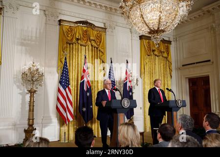 (180224) -- WASHINGTON D.C., 24. Februar 2018 -- der australische Premierminister Malcolm Turnbull (L) und US-Präsident Donald Trump nahmen am 23. Februar 2018 an einer gemeinsamen Pressekonferenz im Weißen Haus in Washington D.C., USA, Teil. US-Präsident Donald Trump traf sich am Freitag mit dem australischen Premierminister Malcolm Turnbull zu engeren Wirtschafts- und Sicherheitsbeziehungen zwischen den beiden Ländern. (Djj) U.S.-WASHINGTON D.C.-TRUMP-AUSTRALIA-MEETING TingxShen PUBLICATIONxNOTxINxCHN Stockfoto