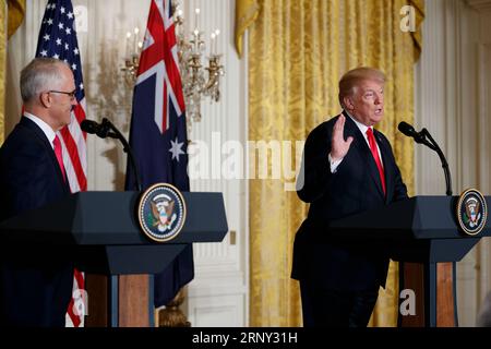 (180224) -- WASHINGTON D.C., 24. Februar 2018 -- US-Präsident Donald Trump (R) spricht während einer gemeinsamen Pressekonferenz mit dem australischen Premierminister Malcolm Turnbull im Weißen Haus in Washington D.C., USA, 23. Februar 2018. US-Präsident Donald Trump traf sich am Freitag mit dem australischen Premierminister Malcolm Turnbull zu engeren Wirtschafts- und Sicherheitsbeziehungen zwischen den beiden Ländern. (Djj) U.S.-WASHINGTON D.C.-TRUMP-AUSTRALIA-MEETING TingxShen PUBLICATIONxNOTxINxCHN Stockfoto