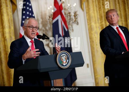 (180224) -- WASHINGTON D.C., 24. Februar 2018 -- der australische Premierminister Malcolm Turnbull (L) spricht während einer gemeinsamen Pressekonferenz mit US-Präsident Donald Trump im Weißen Haus in Washington D.C., USA, 23. Februar 2018. US-Präsident Donald Trump traf sich am Freitag mit dem australischen Premierminister Malcolm Turnbull zu engeren Wirtschafts- und Sicherheitsbeziehungen zwischen den beiden Ländern. (Djj) U.S.-WASHINGTON D.C.-TRUMP-AUSTRALIA-MEETING TingxShen PUBLICATIONxNOTxINxCHN Stockfoto