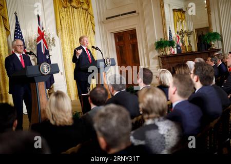 (180224) -- WASHINGTON D.C., 24. Februar 2018 -- US-Präsident Donald Trump (R) spricht während einer gemeinsamen Pressekonferenz mit dem australischen Premierminister Malcolm Turnbull im Weißen Haus in Washington D.C., USA, 23. Februar 2018. US-Präsident Donald Trump traf sich am Freitag mit dem australischen Premierminister Malcolm Turnbull zu engeren Wirtschafts- und Sicherheitsbeziehungen zwischen den beiden Ländern. (Djj) U.S.-WASHINGTON D.C.-TRUMP-AUSTRALIA-MEETING TingxShen PUBLICATIONxNOTxINxCHN Stockfoto