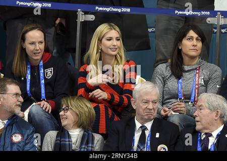 (180224) -- PYEONGCHANG, 24. Februar 2018 -- Ivanka Trump (C, zurück), Tochter von US-Präsident Donald Trump, beobachtet das letzte Curling-Spiel der Männer zwischen den Vereinigten Staaten und Schweden bei den Olympischen Winterspielen 2018 in Gangneung, Südkorea, Samstag, 24. Februar 2018. ) (SP)OLY-SÜDKOREA-PYEONGCHANG-CURLING-MEN S FINAL-USA VS SWE-IVANKA TRUMP MAXPING PUBLICATIONXNOTXINXCHN Stockfoto