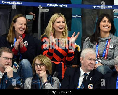 (180224) -- PYEONGCHANG, 24. Februar 2018 -- Ivanka Trump (C, zurück), Tochter von US-Präsident Donald Trump, beobachtet das letzte Curling-Spiel der Männer zwischen den Vereinigten Staaten und Schweden bei den Olympischen Winterspielen 2018 in Gangneung, Südkorea, Samstag, 24. Februar 2018. ) (SP)OLY-SÜDKOREA-PYEONGCHANG-CURLING-MEN S FINAL-USA VS SWE-IVANKA TRUMP MAXPING PUBLICATIONXNOTXINXCHN Stockfoto