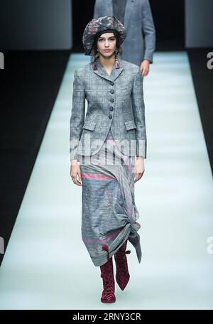 (180225) -- MAILAND, 25. Februar 2018 -- Ein Modell präsentiert eine Kreation von Giorgio Armani Herbst/Winter 18/19 Damenkollektion während der Mailänder Fashion Week in Mailand, Italien, 24. Februar 2018. ) (Djj) ITALY-MILAN-FASHION-GIORGIO ARMANI JinxYu PUBLICATIONxNOTxINxCHN Stockfoto