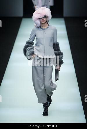 (180225) -- MAILAND, 25. Februar 2018 -- Ein Modell präsentiert eine Kreation von Giorgio Armani Herbst/Winter 18/19 Damenkollektion während der Mailänder Fashion Week in Mailand, Italien, 24. Februar 2018. ) (Djj) ITALY-MILAN-FASHION-GIORGIO ARMANI JinxYu PUBLICATIONxNOTxINxCHN Stockfoto