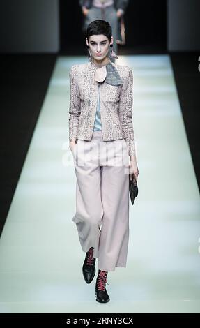 (180225) -- MAILAND, 25. Februar 2018 -- Ein Modell präsentiert eine Kreation von Giorgio Armani Herbst/Winter 18/19 Damenkollektion während der Mailänder Fashion Week in Mailand, Italien, 24. Februar 2018. ) (Djj) ITALY-MILAN-FASHION-GIORGIO ARMANI JinxYu PUBLICATIONxNOTxINxCHN Stockfoto