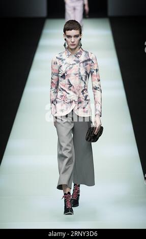 (180225) -- MAILAND, 25. Februar 2018 -- Ein Modell präsentiert eine Kreation von Giorgio Armani Herbst/Winter 18/19 Damenkollektion während der Mailänder Fashion Week in Mailand, Italien, 24. Februar 2018. ) (Djj) ITALY-MILAN-FASHION-GIORGIO ARMANI JinxYu PUBLICATIONxNOTxINxCHN Stockfoto