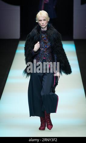 (180225) -- MAILAND, 25. Februar 2018 -- Ein Modell präsentiert eine Kreation von Giorgio Armani Herbst/Winter 18/19 Damenkollektion während der Mailänder Fashion Week in Mailand, Italien, 24. Februar 2018. ) (Djj) ITALY-MILAN-FASHION-GIORGIO ARMANI JinxYu PUBLICATIONxNOTxINxCHN Stockfoto