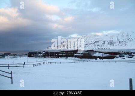 (180226) -- LONGYEARBYEN, 26. Februar 2018 -- Foto vom 25. Februar 2018 zeigt das Universitätszentrum in Svalbard (UNIS) in Longyearbyen, Norwegen. ) (Zxj) NORWEGEN-LONGYEARBYEN-LANDSCHAFT LiangxYouchang PUBLICATIONxNOTxINxCHN Stockfoto