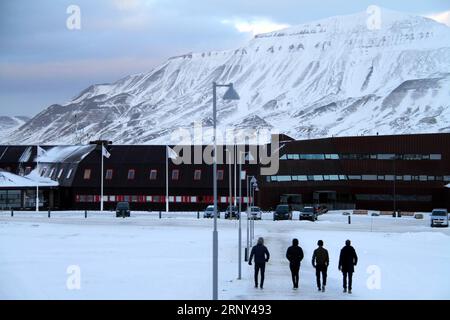 (180226) -- LONGYEARBYEN, 26. Februar 2018 -- am 25. Februar 2018 geht es zum Universitätszentrum in Svalbard (UNIS) in Longyearbyen, Norwegen. ) (Zxj) NORWEGEN-LONGYEARBYEN-LANDSCHAFT LiangxYouchang PUBLICATIONxNOTxINxCHN Stockfoto