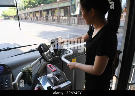 (180226) -- PEKING, 26. Februar 2018 -- Ein Passagier scannt einen QR-Code von Alipay, einer mobilen Zahlungs-App, um in Hangzhou, der Hauptstadt der ostchinesischen Provinz Zhejiang, am 20. Juli 2017 mit dem Bus zu fahren. Die jährlichen politischen Sitzungen des Nationalen Volkskongresses (NPC) und des Nationalen Komitees der Politischen Konsultativkonferenz des chinesischen Volkes (CPPCC) sollen im März 2018 stattfinden. In den beiden Sitzungen werden die Entwicklungsagenden überprüft und diskutiert und Schlüsselpolitiken verabschiedet. Das Jahr 2018 ist das erste Jahr, in dem der Geist des 19. Nationalkongresses vollständig umgesetzt wurde Stockfoto