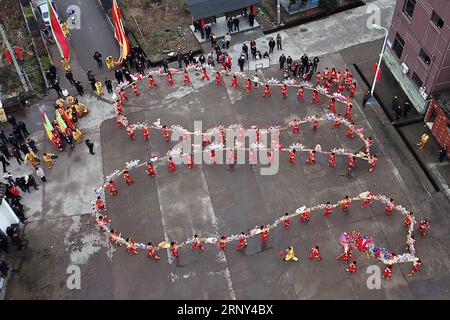 (180226) -- HANGZHOU, 26. Februar 2018 -- Ein Drachenlaternen-Team für Frauen tanzt im Dorf Xinhe, Kreis Tonglu, ostchinesische Provinz Zhejiang, 26. Februar 2018. Die Leistung der Drachenlaterne, die durch bankartige Bretter verbunden ist, ist eine traditionelle Art, den Frühlingsbeginn zu feiern. ) (WYO) CHINA-ZHEJIANG-DRAGON LATERNE TANZ-FRAUEN S TEAM-PERFORMANCE (CN) HUANGXZONGZHI PUBLICATIONXNOTXINXCHN Stockfoto