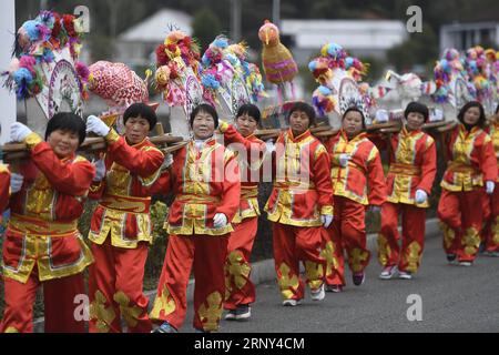 (180226) -- HANGZHOU, 26. Februar 2018 -- Ein Drachenlaternen-Team der Frauen bereitet sich auf den Drachenlaternen-Tanz im Dorf Xinhe im Kreis Tonglu in der ostchinesischen Provinz Zhejiang am 26. Februar 2018 vor. Die Leistung der Drachenlaterne, die durch bankartige Bretter verbunden ist, ist eine traditionelle Art, den Frühlingsbeginn zu feiern. ) (WYO) CHINA-ZHEJIANG-DRAGON LATERNE TANZ-FRAUEN S TEAM-PERFORMANCE (CN) HUANGXZONGZHI PUBLICATIONXNOTXINXCHN Stockfoto