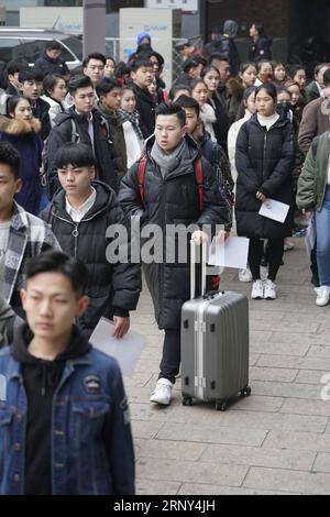 (180227) -- PEKING, 27. Februar 2018 -- Studenten für Kunstprüfung werden an der Beijing Film Academy in Peking, Hauptstadt von China, am 27. Februar 2018 gesehen. Die Kunstprüfung der Pekinger Filmakademie begann am Dienstag hier in Peking. ) (Yxb) CHINA-BEIJING-ART EXAMEN (CN) ShenxBohan PUBLICATIONxNOTxINxCHN Stockfoto