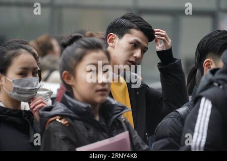 (180227) -- PEKING, 27. Februar 2018 -- Studenten für Kunstprüfung werden an der Beijing Film Academy in Peking, Hauptstadt von China, am 27. Februar 2018 gesehen. Die Kunstprüfung der Pekinger Filmakademie begann am Dienstag hier in Peking. ) (Yxb) CHINA-BEIJING-ART EXAMEN (CN) ShenxBohan PUBLICATIONxNOTxINxCHN Stockfoto