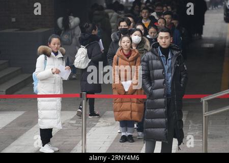 (180227) -- PEKING, 27. Februar 2018 -- Studenten für Kunstprüfung werden an der Beijing Film Academy in Peking, Hauptstadt von China, am 27. Februar 2018 gesehen. Die Kunstprüfung der Pekinger Filmakademie begann am Dienstag hier in Peking. ) (Yxb) CHINA-BEIJING-ART EXAMEN (CN) ShenxBohan PUBLICATIONxNOTxINxCHN Stockfoto