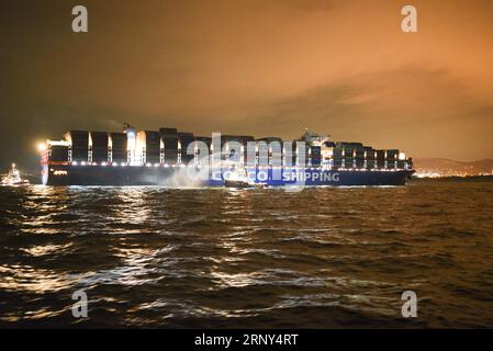 (180227) -- HAFEN von PIRÄUS, 27. Februar 2018 () -- China s COSCO Shipping Taurus Incoming Piraeus Port, Griechenland, 26. Februar 2018. Der Hafen von Piräus, der größte Hafen Griechenlands, begann am Montag eine neue Ära der Umschlagung von 20.000 Schiffen mit mehr als 20 Fuß Äquivalenten Einheiten (TEU), als das chinesische Containerschiff COSCO Shipping Taurus giga, eines der größten weltweit, hier anlegte. Der 400 m lange Taurus ist das größte Schiff, das am Piraeus Container Terminal (PCT) anlegt und damit ein neues Kapitel in der Geschichte des Hafens eröffnet. () (djj) GRIECHENLAND-PIRÄUS PORT-CHINA-COSCO Xinhua PUBLICATIONxNOTxINxCHN Stockfoto