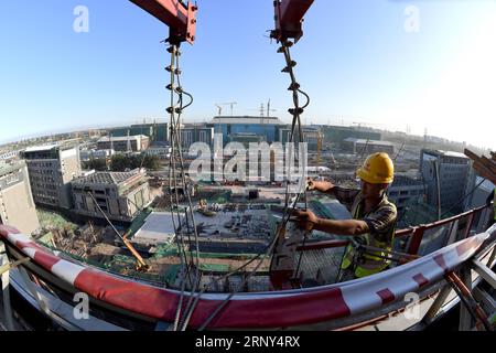 (180227) -- PEKING, 27. Februar 2018 -- Foto aufgenommen am 11. September 2017 zeigt eine Baustelle des Tochterverwaltungszentrums der Hauptstadt in Peking, der Hauptstadt Chinas. Die jährlichen politischen Sitzungen des Nationalen Volkskongresses (NPC) und des Nationalen Komitees der Politischen Konsultativkonferenz des chinesischen Volkes (CPPCC) sollen im März 2018 stattfinden. In den beiden Sitzungen werden die Entwicklungsagenden überprüft und diskutiert und Schlüsselpolitiken verabschiedet. Nach dem 13. Fünfjahresplan für die wirtschaftliche und soziale Entwicklung Chinas für den Zeitraum 2016 Stockfoto