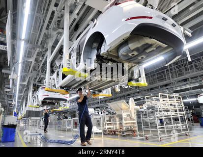 (180227) -- PEKING, 27. Februar 2018 -- Arbeiter arbeiten an einem Auto-General-Fließband in Cangzhou, nordchinesische Provinz Hebei, 12. September 2017. Die jährlichen politischen Sitzungen des Nationalen Volkskongresses (NPC) und des Nationalen Komitees der Politischen Konsultativkonferenz des chinesischen Volkes (CPPCC) sollen im März 2018 stattfinden. In den beiden Sitzungen werden die Entwicklungsagenden überprüft und diskutiert und Schlüsselpolitiken verabschiedet. Nach dem 13. Fünfjahresplan für die wirtschaftliche und soziale Entwicklung Chinas für den Zeitraum 2016 bis 2020 wurde die Koordinierung mit EM durchgeführt Stockfoto