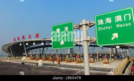 (180227) -- PEKING, 27. Februar 2018 -- Foto vom 30. Dezember 2017 zeigt ein Ende der Hong Kong-Zhuhai-Macao-Brücke. Die jährlichen politischen Sitzungen des Nationalen Volkskongresses (NPC) und des Nationalen Komitees der Politischen Konsultativkonferenz des chinesischen Volkes (CPPCC) sollen im März 2018 stattfinden. In den beiden Sitzungen werden die Entwicklungsagenden überprüft und diskutiert und Schlüsselpolitiken verabschiedet. Nach dem 13. Fünfjahresplan für die wirtschaftliche und soziale Entwicklung Chinas für den Zeitraum 2016 bis 2020 wurde die Koordinierung als integra hervorgehoben Stockfoto