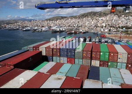 (180227) -- HAFEN PIRÄUS, 27. Februar 2018 -- Container auf Chinas COSCO Shipping Taurus sind im Hafen Piräus, Griechenland, 26. Februar 2018 zu sehen. Der Hafen von Piräus, der größte Hafen Griechenlands, begann am Montag eine neue Ära der Umschlagung von 20.000 Schiffen mit mehr als 20 Fuß Äquivalenten Einheiten (TEU), als das chinesische Containerschiff COSCO Shipping Taurus giga, eines der größten weltweit, hier anlegte. Der 400 m lange Taurus ist das größte Schiff, das am Piraeus Container Terminal (PCT) anlegt und damit ein neues Kapitel in der Geschichte des Hafens eröffnet. ) (Djj) GRIECHENLAND-PIRÄUS PORT-CHINA-COSCO MariosxLolos PUBLICATIONxNOTxINxCHN Stockfoto