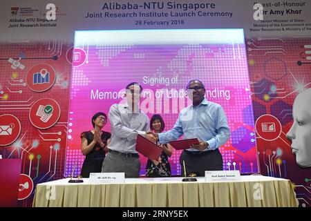 (180228) -- SINGAPUR, 28. Februar 2018 -- der Chief Technology Officer der Alibaba Group, Zhang Jianfeng (L), gibt Subra Suresh, der Präsidentin der Nanyang Technological University, am 28. Februar 2018 in Singapur die Hand. Der chinesische E-Commerce-Gigant Alibaba Group und die Nanyang Technological University (NTU Singapur) gründeten am Mittwoch gemeinsam ein Forschungsinstitut, indem sie eine Vereinbarung unterzeichneten. (rh) SINGAPUR-ALIBABA ThenxChihxWey PUBLICATIONxNOTxINxCHN Stockfoto