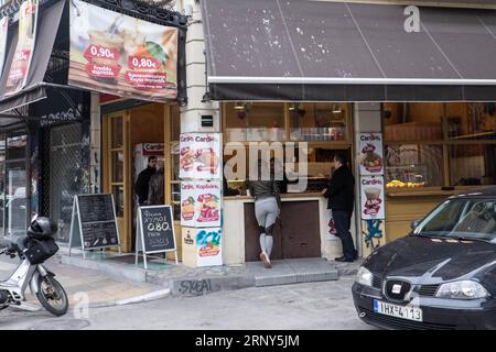 (180228) -- ATHEN, 28. Februar 2018 -- Foto aufgenommen am 25. Februar 2018 zeigt ein Café, in dem Kunden im Zentrum von Athen, Griechenland, mit Bitcoin bezahlen können. Griechenlands Bitcoin-Gemeinschaft wächst in den letzten Jahren, unterstützt durch die Kapitalkontrollen, die dem traditionellen Bankensystem seit dem Sommer 2015 auferlegt wurden, erklärten Nutzer und Investoren Xinhua, obwohl lokale Behörden vor den Risiken von Kryptowährungen warnen. ) Das Foto geht mit dem artikel Feature: Griechenlands Bitcoin-Community wächst unter Warnungen vor Kryptowährungsrisiken . GRIECHENLAND-ATHEN-BITCOIN LefterisxPartsalis PUBLICATIONxNOTxINxCHN Stockfoto