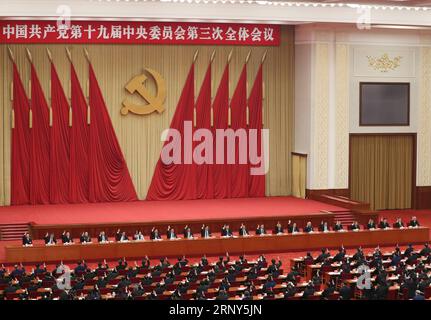 (180228) -- PEKING, 28. Februar 2018 -- das politische Büro des Zentralkomitees der Kommunistischen Partei Chinas (KPCh) führt den Vorsitz über die dritte Plenartagung des 19. Zentralkomitees der KPCh in Peking, der Hauptstadt Chinas. Die Sitzung fand vom 26. Februar bis 28. Februar 2018 statt. ) (WYO) ZENTRALAUSSCHUSS CHINA-PEKING-CPC - DRITTE PLENARTAGUNG(CN) WANGXYE PUBLICATIONXNOTXINXCHN Stockfoto