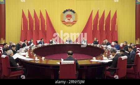 (180228) -- PEKING, 28. Februar 2018 -- Yu Zhengsheng, Vorsitzender des Nationalen Komitees der Politischen Konsultativkonferenz des chinesischen Volkes (CPPCC), leitet die 71. Sitzung des 12. Nationalen Komitees des CPPCC in Peking, Hauptstadt Chinas, am 28. Februar 2018. ) (wyo) CHINA-BEIJING-YU ZHENGSHENG-CPPCC-MEETING (CN) LixXueren PUBLICATIONxNOTxINxCHN Stockfoto