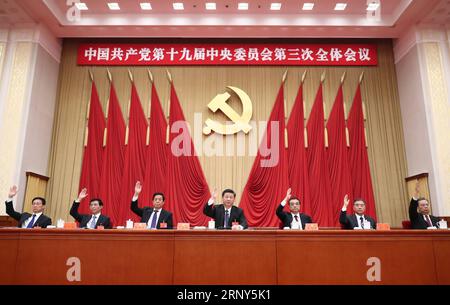 (180228) -- PEKING, 28. Februar 2018 -- das politische Büro des Zentralkomitees der Kommunistischen Partei Chinas (KPCh) führt den Vorsitz über die dritte Plenartagung des 19. Zentralkomitees der KPCh in Peking, der Hauptstadt Chinas. Die Sitzung fand vom 26. Februar bis 28. Februar 2018 statt. ) (WYO) ZENTRALAUSSCHUSS CHINA-PEKING-CPC - DRITTE PLENARTAGUNG (CN) JUXPENG PUBLICATIONXNOTXINXCHN Stockfoto