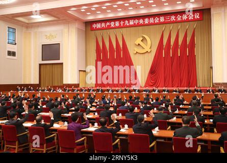 (180228) -- PEKING, 28. Februar 2018 -- das politische Büro des Zentralkomitees der Kommunistischen Partei Chinas (KPCh) führt den Vorsitz über die dritte Plenartagung des 19. Zentralkomitees der KPCh in Peking, der Hauptstadt Chinas. Die Tagung fand vom 26. Bis 28. Februar 2018 statt. )(WYO) ZENTRALAUSSCHUSS CHINA-PEKING-CPC-DRITTE PLENARTAGUNG(CN) YAOXDAWEI PUBLICATIONXNOTXINXCHN Stockfoto