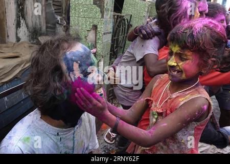 (180301) -- KOLKATA, 1. März 2018 -- die Menschen feiern Holi, das Festival der Farben, in Kolkata, Indien, am 1. März 2018. ) (zf) INDIA-KOLKATA-HOLI CELEBRATION TumpaxMondal PUBLICATIONxNOTxINxCHN Stockfoto