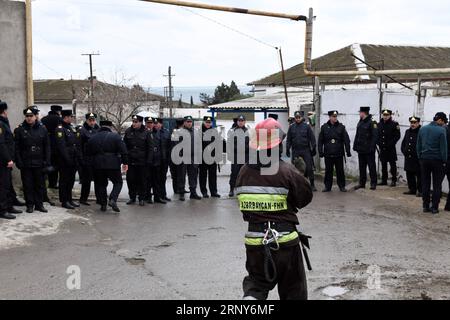 (180302) -- BAKU, 2. März 2018 -- Rettungskräfte kommen in einem Drogenrehabilitationszentrum in Baku, Hauptstadt von Aserbaidschan, am 2. März 2018 an. Mindestens 24 Menschen wurden bei einem Brand in einem Drogenrehabilitationszentrum hier getötet, sagten die Behörden in einer gemeinsamen Erklärung am Freitag.) (yy) ASERBAIDSCHAN-BAKU-FEUER TofikxBabayev PUBLICATIONxNOTxINxCHN Stockfoto