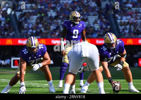 2. September 2023: Michael Penix Jr. (9), Quarterback der Washington Huskies, bereit, beim NCAA-Fußballspiel zwischen den Boise State Broncos und den Washington Huskies im Husky Stadium in Seattle, WA, einen Schnappschuss zu machen. Washington besiegte Boise State mit 56:19. Steve Faber/CSM (Bild: © Steve Faber/Cal Sport Media) Stockfoto