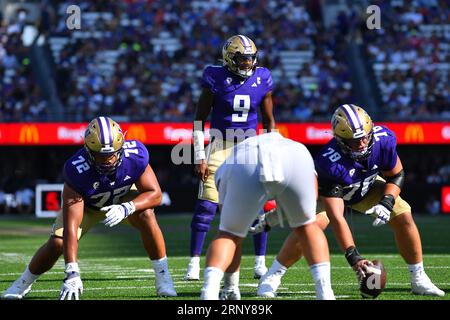2. September 2023: Michael Penix Jr. (9), Quarterback der Washington Huskies, bereit, beim NCAA-Fußballspiel zwischen den Boise State Broncos und den Washington Huskies im Husky Stadium in Seattle, WA, einen Schnappschuss zu machen. Washington besiegte Boise State mit 56:19. Steve Faber/CSM Stockfoto