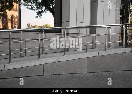 Rampe mit Metallgeländern in der Nähe von Gebäuden im Freien Stockfoto