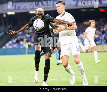 Neapel, Kampanien, Italien. September 2023. Während des italienischen Fußballspiels der Serie A SSC Napoli gegen SC Lazio am 02. September 2023 im Diego Armando Maradona Stadion in Neapel. Im Bild: .Victor Osimhen von SSC Napoli - Alessio Romagnoli von SS Lazio (Credit Image: © Fabio Sasso/ZUMA Press Wire) NUR REDAKTIONELLER GEBRAUCH! Nicht für kommerzielle ZWECKE! Stockfoto