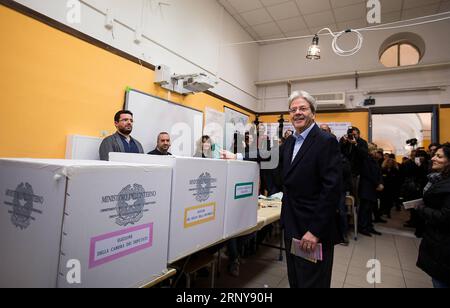 (180304) -- ROM, 4. März 2018 -- der italienische Premierminister Paolo Gentiloni stimmt am 4. März 2018 in einem Wahllokal in Rom, Italien, ab. Die Italiener begannen am Sonntagmorgen, ihre Stimmzettel abzugeben, was zur Wahl eines Premierministers führte, zwei Tage nachdem die Politiker ihren letzten Wahlkampf für die Parlamentswahlen gemacht hatten. (Djj) ITALIEN-ROM-UNTERHAUSWAHL JinxYu PUBLICATIONxNOTxINxCHN Stockfoto