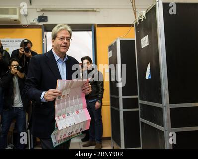 (180304) - ROM, 4. März 2018 -- der italienische Premierminister Paolo Gentiloni hält seine Stimmzettel, als er sich auf die Abgabe seiner Stimme in einem Wahllokal in Rom, Italien, am 4. März 2018 vorbereitet. Die Italiener begannen am Sonntagmorgen, ihre Stimmzettel abzugeben, was zur Wahl eines Premierministers führte, zwei Tage nachdem die Politiker ihren letzten Wahlkampf für die Parlamentswahlen gemacht hatten. (Djj) ITALIEN-ROM-UNTERHAUSWAHL JinxYu PUBLICATIONxNOTxINxCHN Stockfoto