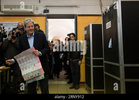 (180304) - ROM, 4. März 2018 -- der italienische Premierminister Paolo Gentiloni hält seine Stimmzettel, als er sich auf die Abgabe seiner Stimme in einem Wahllokal in Rom, Italien, am 4. März 2018 vorbereitet. Die Italiener begannen am Sonntagmorgen, ihre Stimmzettel abzugeben, was zur Wahl eines Premierministers führte, zwei Tage nachdem die Politiker ihren letzten Wahlkampf für die Parlamentswahlen gemacht hatten. (Djj) ITALIEN-ROM-UNTERHAUSWAHL JinxYu PUBLICATIONxNOTxINxCHN Stockfoto