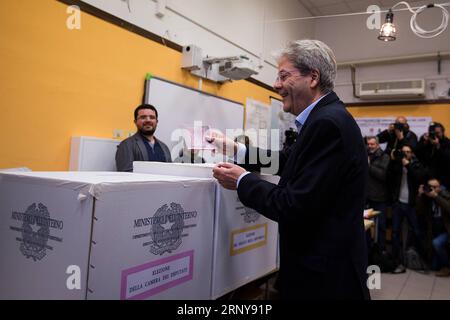 (180304) -- ROM, 4. März 2018 -- der italienische Premierminister Paolo Gentiloni stimmt am 4. März 2018 in einem Wahllokal in Rom, Italien, ab. Die Italiener begannen am Sonntagmorgen, ihre Stimmzettel abzugeben, was zur Wahl eines Premierministers führte, zwei Tage nachdem die Politiker ihren letzten Wahlkampf für die Parlamentswahlen gemacht hatten. (Djj) ITALIEN-ROM-UNTERHAUSWAHL JinxYu PUBLICATIONxNOTxINxCHN Stockfoto