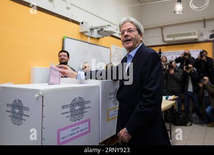 (180304) -- ROM, 4. März 2018 -- der italienische Premierminister Paolo Gentiloni stimmt am 4. März 2018 in einem Wahllokal in Rom, Italien, ab. Die Italiener begannen am Sonntagmorgen, ihre Stimmzettel abzugeben, was zur Wahl eines Premierministers führte, zwei Tage nachdem die Politiker ihren letzten Wahlkampf für die Parlamentswahlen gemacht hatten. (Djj) ITALIEN-ROM-UNTERHAUSWAHL JinxYu PUBLICATIONxNOTxINxCHN Stockfoto