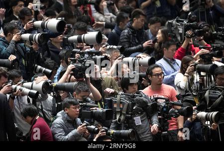 (180305) -- PEKING, 5. März 2018 -- Journalisten arbeiten bei der Eröffnungssitzung der ersten Sitzung des 13. Nationalen Volkskongresses in der Großen Halle des Volkes in Peking, Hauptstadt Chinas, 5. März 2018. ) (ZWEI SITZUNGEN)CHINA-BEIJING-NPC-OPENING (CN) WANGXYE PUBLICATIONXNOTXINXCHN Stockfoto