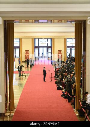 (180305) -- PEKING, 5. März 2018 -- Journalisten arbeiten am Ort eines Interviews mit Ministern nach der Eröffnungssitzung der ersten Sitzung des 13. Nationalen Volkskongresses in der Großen Halle des Volkes in Peking, Hauptstadt Chinas, 5. März 2018. ) (ZWEI SITZUNGEN)CHINA-PEKING-NPC-MINISTER-INTERVIEW (CN) WANGXJIANHUA PUBLICATIONXNOTXINXCHN Stockfoto