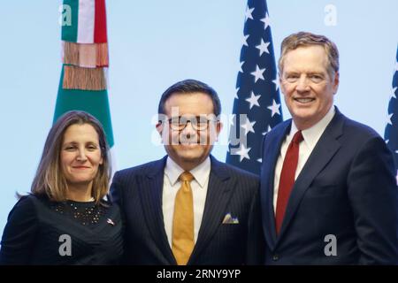 Bilder des Tages (180306) -- MEXIKO-STADT, 6. März 2018 -- der mexikanische Wirtschaftsminister Ildefonso Guajardo (C), der US-Handelsbeauftragte Robert Lighthizer (R) und die kanadische Außenministerin Chrystia Freeland posieren für Fotos während einer Pressekonferenz nach der siebten Runde der Gespräche zur Modernisierung des Nordamerikanischen Freihandelsabkommens (NAFTA) in Mexiko-Stadt, der Hauptstadt Mexikos, am 5. März 2018. Die siebte Runde der Gespräche zur Modernisierung der NAFTA endete hier am Montag mit einer gemischten Note, wobei die USA den Fortschritt als nicht gut genug bezeichneten, aber Mexiko weiterhin optimistisch blieb. ) (fc) (da) (rtg) (swt) MEXIKO-MEXIKO-STADT-NA Stockfoto