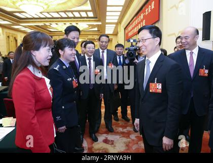 (180306) -- PEKING, 6. März 2018 -- Han Zheng, Mitglied des Ständigen Ausschusses des Politischen Büros des Zentralkomitees der Kommunistischen Partei Chinas (KPCh), nimmt an einer Podiumsdiskussion mit den Abgeordneten der Provinz Shaanxi Teil, die auf der ersten Sitzung des 13. nationalen Volkskongresses in Peking, der Hauptstadt Chinas, am 6. März 2018 stattfand. ) (ZWEI SITZUNGEN)CHINA-BEIJING-HAN ZHENG-NPC-PANEL DISCUSSION (CN) YAOXDAWEI PUBLICATIONXNOTXINXCHN Stockfoto