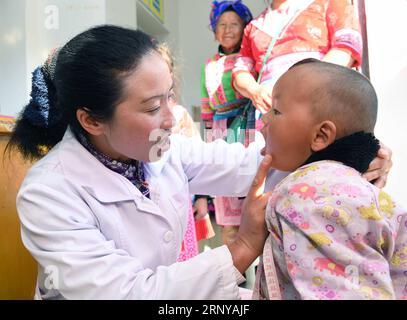 (180307) -- PEKING, 7. März 2018 -- Aktenfoto vom 24. Februar 2018 zeigt Doktor Yang Lianying von der ethnischen Gruppe Miao, einen neu gewählten Abgeordneten des 13. Nationalen Volkskongresses (NPC), untersucht die Gesundheit eines Kindes in einer Dorfklinik im Dorf Henan in der Gemeinde Xinhua in der Autonomen Grafschaft Pingbian Miao in der Provinz Yunnan im Südwesten Chinas. Der 13. NPC berief Anfang März seine erste Sitzung ein. Unter den 2.980 Abgeordneten saßen mehr Frauen, Bauern und Arbeiter, aber weniger Beamte in Chinas oberster Legislaturperiode. Das neue Line-up hat 742 Frauen, was 24,9 Prozent der Gesamtzahl ausmacht, plus 1,5 Prozent Stockfoto