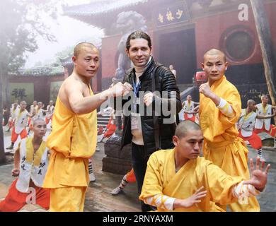 (180307) -- BERLIN, 7. März 2018 -- Ein Besucher (C) posiert für Fotos mit Shaolin-Mönchen am Stand der Provinz Henan in China während der ITB Berlin in Berlin, Hauptstadt Deutschlands, am 7. März 2018. Die internationale Reisemesse ITB Berlin startete hier am Mittwoch und zog rund 10.000 Tourismusunternehmen aus 186 Ländern und Regionen weltweit an. Die China National Tourism Administration leitete eine Delegation von mehr als 100 Mitgliedern aus verschiedenen Ortschaften, Tourismusunternehmen und Luftfahrtunternehmen zur ITB Berlin. Sie werden eine Reihe von Tourismusmarken wie das wunderschöne China-Th fördern Stockfoto