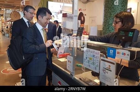 (180308) -- PEKING, 8. März 2018 () -- das Dateifoto vom 7. April 2017 zeigt, dass ein Kunde mit der mobilen Zahlungsanwendung Alipay in China im Eataly Supermarkt in Rom, Italien, bezahlt. Laut dem Arbeitsbericht der Regierung, der am Montag veröffentlicht wurde, strebt China in diesem Jahr eine wirtschaftliche Expansion von rund 6,5 Prozent an. Die in diesem Jahr prognostizierte wirtschaftliche Expansion dürfte ebenfalls ohne große Schwierigkeiten in Reichweite sein, so chinesische Wirtschaftsbeobachter. Dieses Urteil beruht auf der Aussicht, dass China ein blühendes Jahr des Verbrauchs, ein höherwertiges Wachstum und eine weitere Öffnung des Marktes genießen wird, was der Fall ist Stockfoto