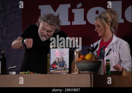 London, Vereinigtes Königreich. September 2023. Das Hairy Bikers Si King bietet eine Kochvorführung und beantwortet Fragen im Pub im Park Chiswick. Cristina Massei/Alamy Live News Stockfoto